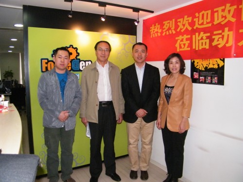 区政协副主席郑煌走访提案委员会委员黄征