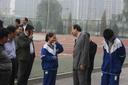 新疆和田地区人大领导到北京市和平街第一中学看望内高师生