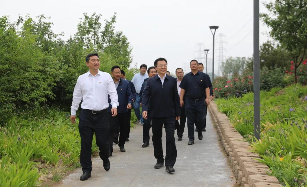 调研人员来到十八里店乡人民政府召开座谈会,听取了乡党委书记刘涛的